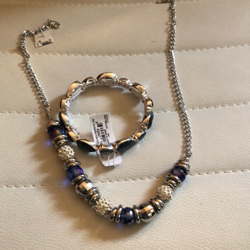 Beautiful shiny necklace and stretch bracelet - Picture 4 of 5